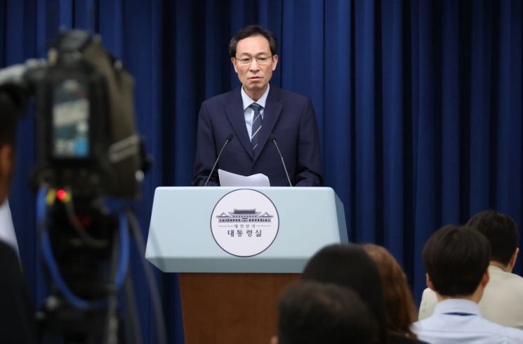우상호 정무수석이 28일 용산 대통령실에서 '제21대 대통령 국민임명식' 관련 브리핑을 하고 있다. 연합뉴스