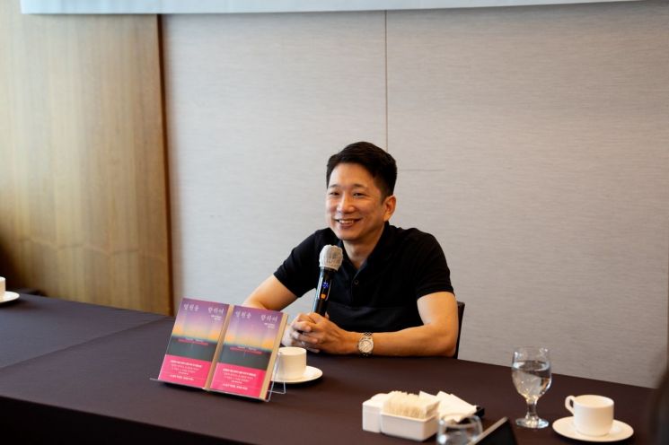 "어릴 적 꿈은 영문학 소설가"...번역가 안톤 허, 지하철에서 쓴 소설 출간