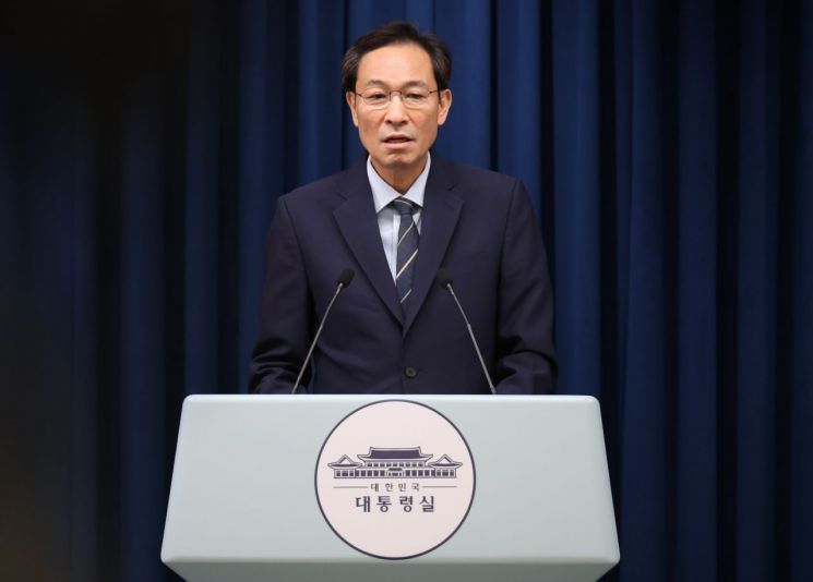 우상호 정무수석이 28일 용산 대통령실에서 '제21대 대통령 국민임명식' 관련 브리핑을 하고 있다. 연합뉴스