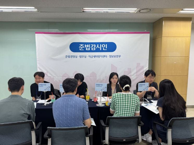 26일 서울 중구 남창동에 위치한 우리은행 서울연수원에서 열린 '우리 커리어 엑스포'에서 참가자들이 직무에 대해 알아보기 위해 각 부스를 방문하고 있는 모습. 권재희 기자
