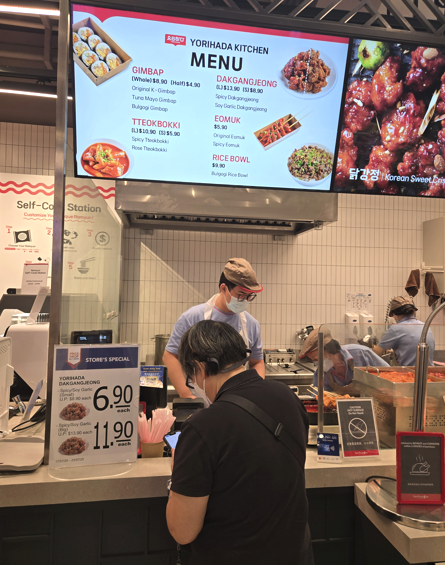 25일 싱가포르 비보시티 지하에 위치한 '페어 프라이스(FairPrice)'의 대형 할인점 '엑스트라(Xtra)' 내에 숍인숍(Shop-in-Shop) 형태로 입점한 K그로서리 전문 매장 '롯데마트 익스프레스(EXPRESS)'에서 사람들이 상품을 구매하고 있다.