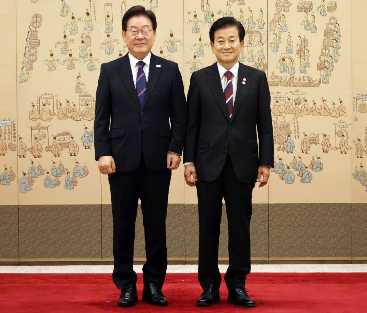 이재명 대통령이 28일 용산 대통령실에서 정동영 통일부 장관에게 임명장 수여 후 기념촬영을 하고 있다. 연합뉴스