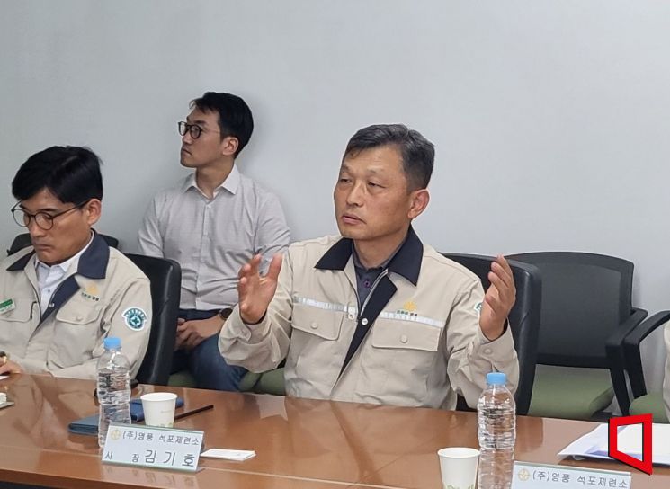 지난 25일 경북 봉화군 영풍 석포제련소에서 만난 김기호 영풍 대표이사 사장이 두달여간의 조업정지 이후 석포제련소의 변화에 대해 설명하고 있다. 심성아 기자