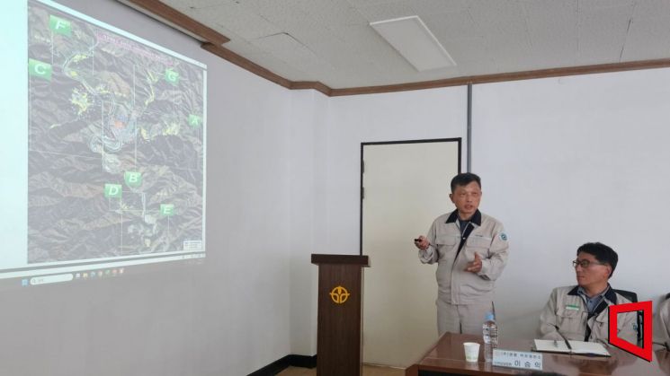 지난 25일 경북 봉화군 영풍 석포제련소에서 만난 김기호 영풍 대표이사 사장이 두달여간의 조업정지 이후 석포제련소의 변화에 대해 설명하고 있다. 심성아 기자