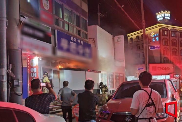 전남 완도의 한 수산물 가공업체에서 화재가 발생해 소방당국이 진화에 나섰다. 이준경 기자