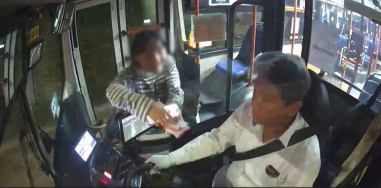 운행 중 급히 내린 버스기사…정류장에 쓰러진 시민 심폐소생술로 살렸다 