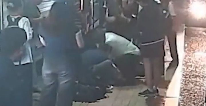 운행 중 급히 내린 버스기사…정류장에 쓰러진 시민 심폐소생술로 살렸다 