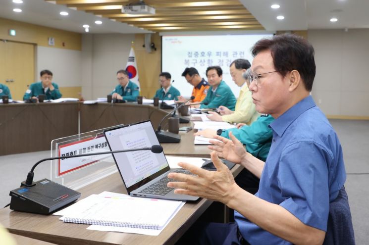 박완수 경남도지사가 집중호우 피해 복구상황 점검 회의를 주재하고 있다.경남도 제공