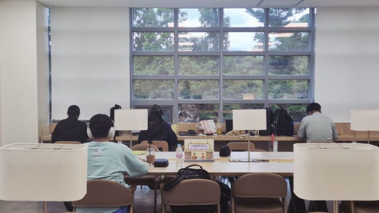 성남시 18개 공공도서관, 무더위 속 ‘북캉스’ 명소로 인기