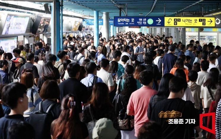 "폭염에 지옥된 출근길"…서울 지하철 기다리는데 최고 40도 육박