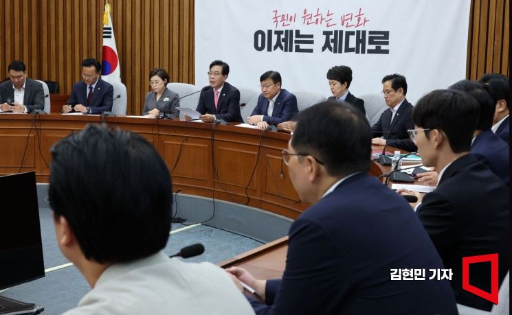 송언석 국민의힘 비대위원장 겸 원내대표가 29일 국회에서 열린 원내대책회의에서 발언하고 있다. 김현민 기자