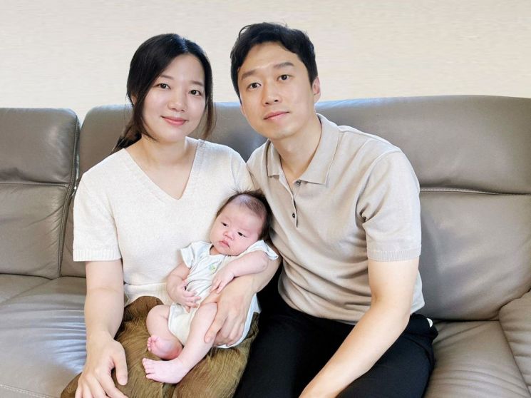 지난달 출산으로 100번째 육아동행지원금을 받은 원소라 아워홈 책임(왼쪽)과 가족. 한화갤러리아 제공