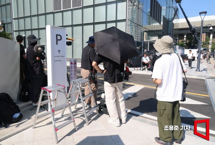 윤석열 전 대통령이 김건희 특검 소환조사에 불응하며 출석하지 않은 29일 서울 광화문 KT빌딩에 마련된 특검사무실 앞에 취재진들이 대기하고 있다. 2025.7.29 조용준 기자