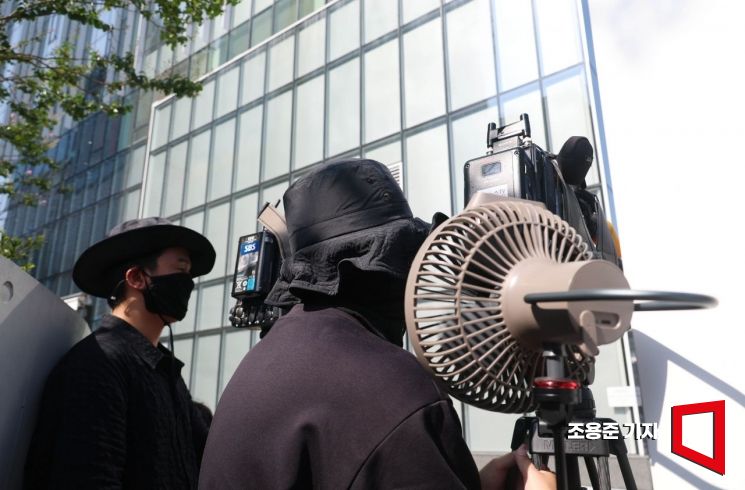 윤석열 전 대통령이 김건희 특검 소환조사에 불응하며 출석하지 않은 29일 서울 광화문 KT빌딩에 마련된 특검사무실 앞에 취재진들이 대기하고 있다. 2025.7.29 조용준 기자
