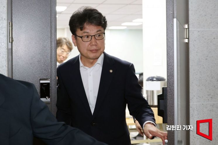 진성준 더불어민주당 정책위의장이 지난달 29일 국회 의원회관에서 열린 세제개편안 관련 비공개 당정간담회를 마친 뒤 나서고 있다. 김현민 기자