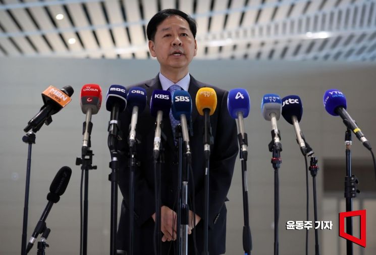 구윤철 경제부총리 겸 기획재정부 장관이 30일 인천국제공항 제2터미널을 통해 미국으로 출국하기 직전 취재진 질문에 답변하고 있다. 구 부총리는 "조선업 등 국익 중심으로 상생할 수 있는 협상안 마련에 최선을 다할것"이라고 말했다. 윤동주 기자