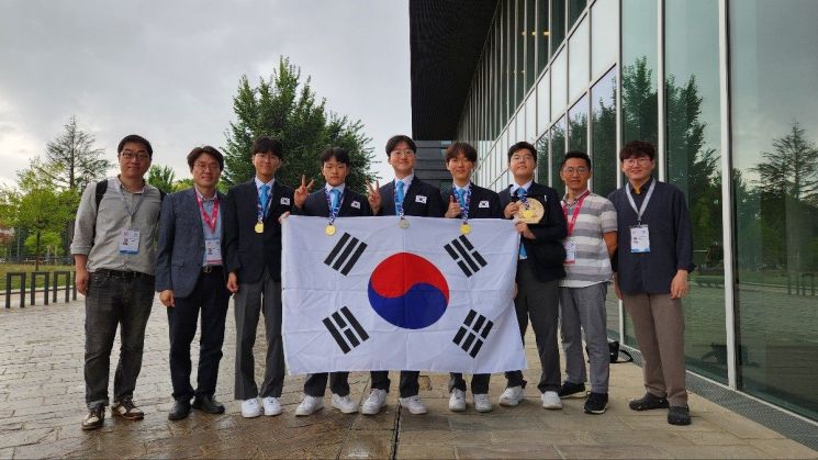 한국, 국제물리올림피아드서 금4·은1 전원 수상…종합 1위