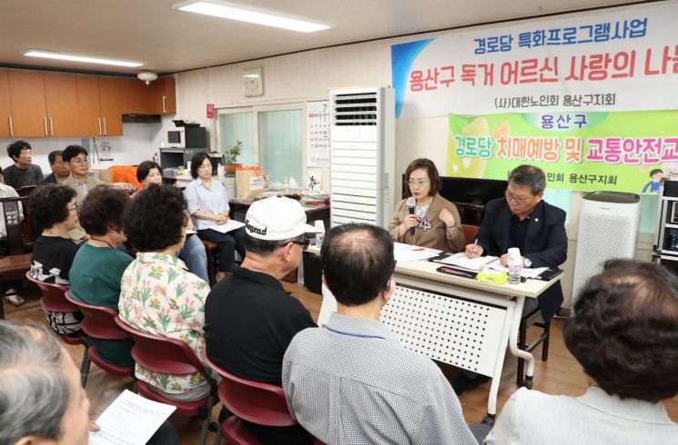 박희영 용산구청장이 지난 18일 이태원제1동 청화아파트 경로당에서 어르신 ‘안전한 여름나기’ 현장 소통을 진행 중이다. 용산구 제공.