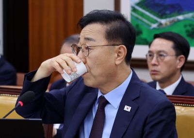 김윤덕 국토교통부 장관 후보자가 29일 국회 국토교통위원회에서 열린 인사청문회에서 물을 마시고 있다. 2025.7.29 김현민 기자