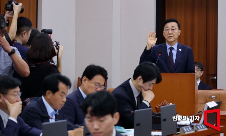 [Photo] Kim Yoonduk, Nominee for Minister of Land, Infrastructure and Transport, Takes Oath