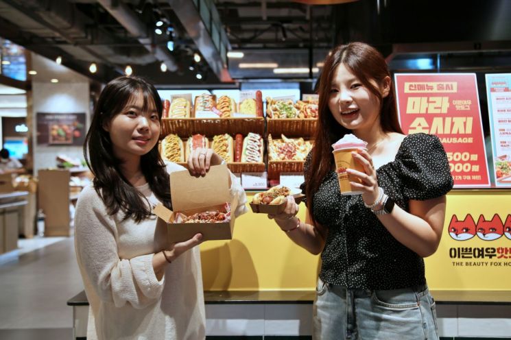 광주신세계 본관 지하 1층 이쁜여우핫도그 팝업매장에서 직원들이 감자튀김과 핫도그를 선보이고 있다. 광주신세계 백화점 제공