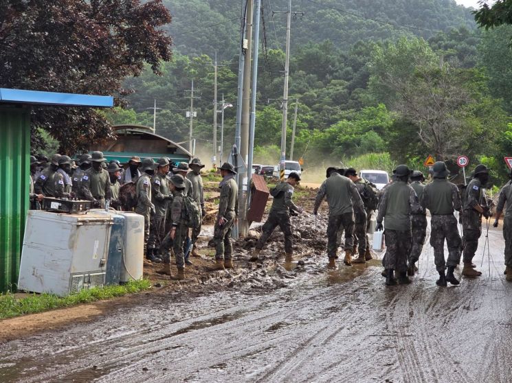 "힘내세요 가평" 군 장병들, 가평 수해복구 최전선서 '구슬땀'