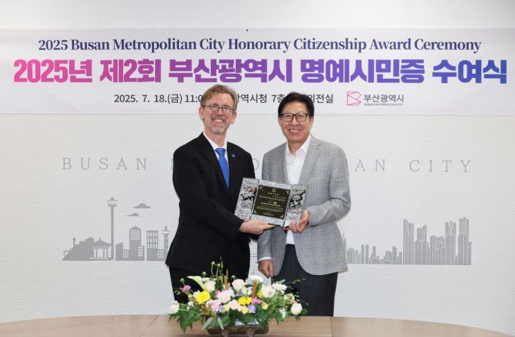 악셀 팀머만 IBS 기후물리연구단장이 지난 18일 박형준 부산 시장으로부터 명예 부산 시민증을 받고 있다. 사진=IBS