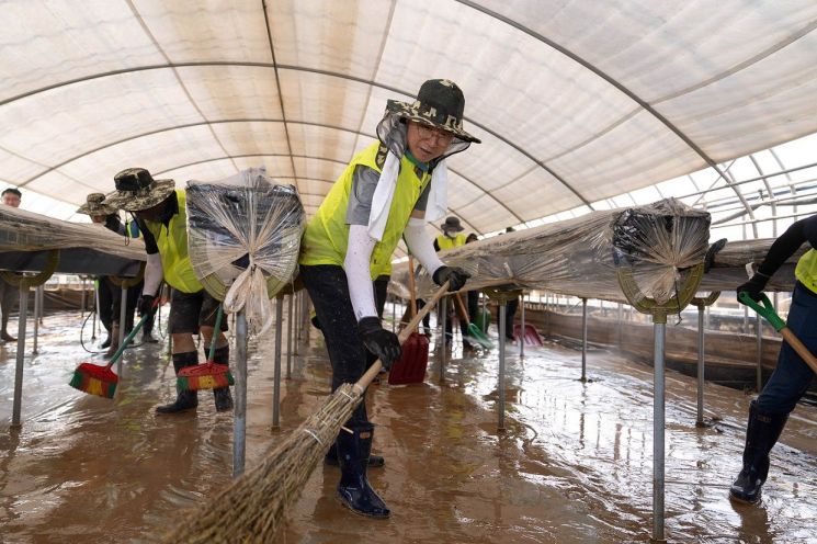 강태영 농협은행장, 충남 당진 수해복구 일손도와 