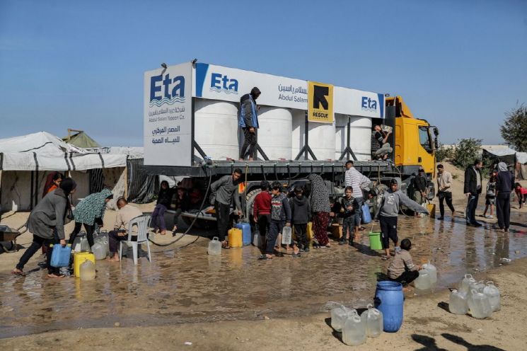 국제구조위원회가 가자지구 칸유니스(Khan Younis)에 위치한 아스다아(Asdaa) 캠프에서 식수 배급 사업을 전개하고 있다. 국제구조위원회