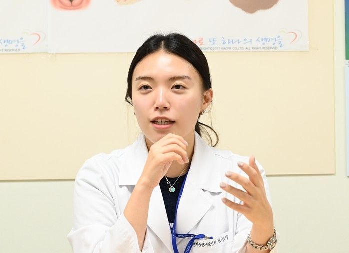 난간에 발 올리자 "저건 막아야 돼"…몸 던져 자살시도 막은 사회복지사