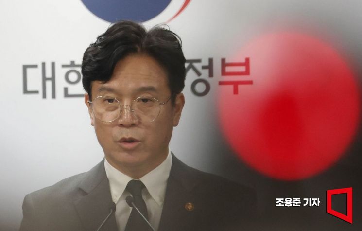 [포토] 취재진 질문에 답하는 김영훈 장관