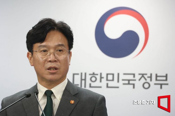 김영훈 고용노동부 장관이 29일 서울 종로구 정부서울청사에서 노동조합 및 노동관계조정법 개정안(노란봉투법) 관련 브리핑에서 취재진 질문에 답하고 있다. 2025.7.29 조용준 기자