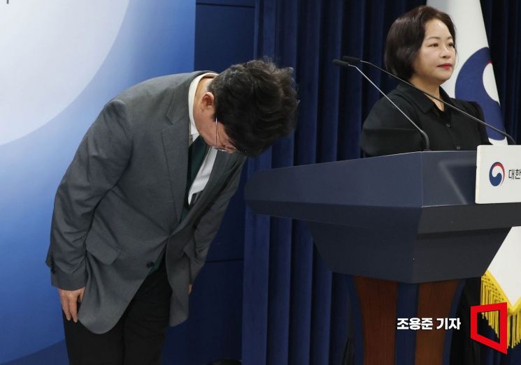 [포토] 인사하는 김영훈 고용부 장관