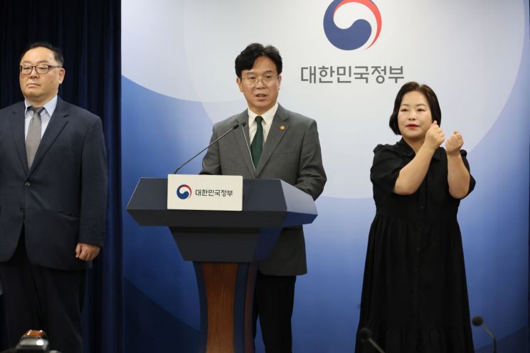 김영훈 고용노동부 장관이 29일 서울 종로구 정부서울청사에서 열린 노란봉투법 관련 브리핑에서 발언하고 있다. 연합뉴스