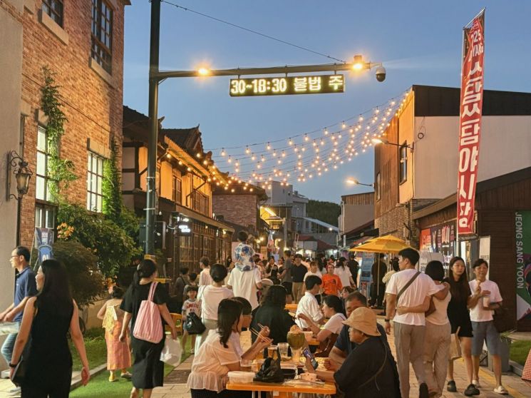 주말인 지난 26일 담양군 담양읍 다미담길 일대에서 열린 '쓰담쓰담 야시장'에 무더위 속에서도 3,000여명이 방문하는 등 성황을 이뤘다. 담양군 제공