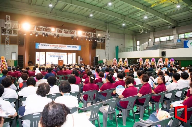 구미시 선산체육관에서 2025 한마음 화합행사에서 참가자들이 경청 하고 있다.