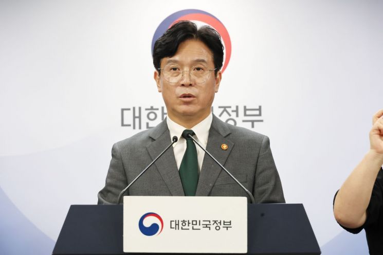 김영훈 고용노동부 장관이 29일 서울 종로구 정부서울청사에서 열린 노란봉투법 관련 브리핑에서 발언하고 있다. 연합뉴스