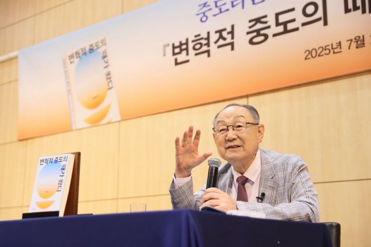 29일 오전 서울 서교동 창비 출판사 사옥에서 열린 '책 변혁적 중도의 때가 왔다' 출간기념간담회에서 저자인 백낙청 서울대 명예교수가 발언하고 있다. 창비