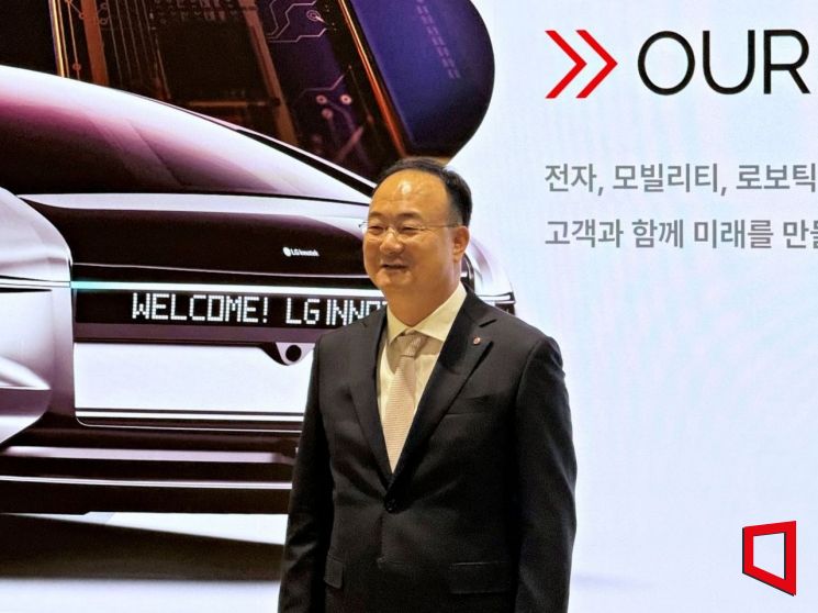 문혁수 LG이노텍 대표이사가 올해 3월 서울 강서구 마곡 LG사이언스파크에서 열린 '제49기 정기 주주총회' 이후 기자들과 만나 사업 전략에 관한 질문을 받고 있다. 장희준 기자