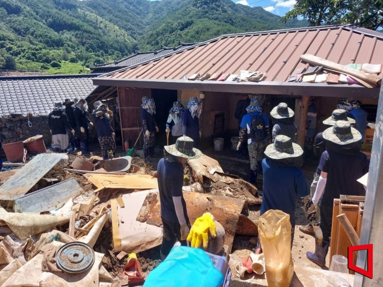 집중 호우 수해 복구에  구슬땀을 흘리고 있다.