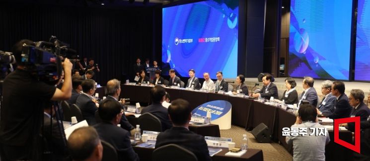 [Photo] Minister Han Sung-sook Attends 'Communication Meeting' with SME Organizations