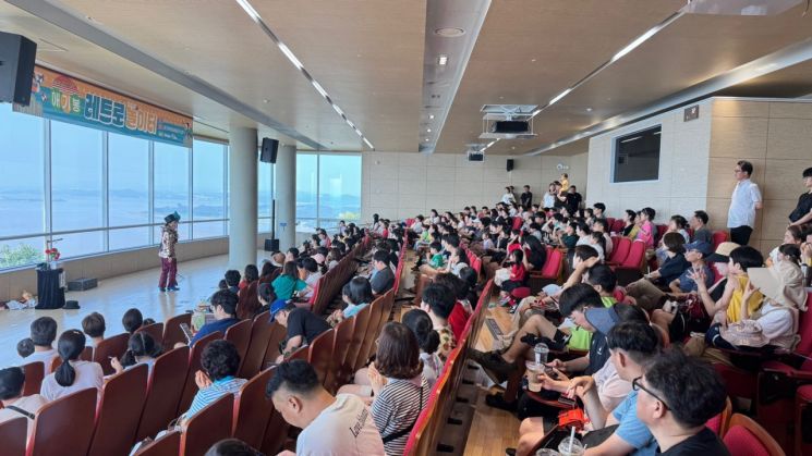 김포시는 지난 26일 애기봉평화생태공원에서 개최한 여름방학 맞이 특별문화행사 '애기봉 레트로놀이터 이벤트 : 추억 속으로!'를 개최하고 있다. 김포시 제공