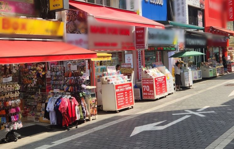 서울 중구 명동 일대 상가들이 '개문 냉방'을 하고 있는 모습. 변선진 기자