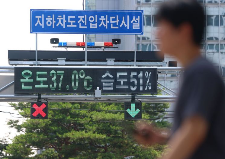 서울 기온이 근대적인 기상관측을 시작한 이래 7월 상순 기온으론 역대 최고치를 기록한 지난 8일 서울 시내의 한 스크린에 '온도 37도'가 표시돼 있다. 연합뉴스