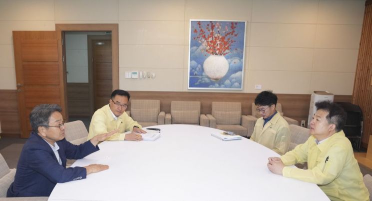 강기정 광주시장이 29일 오전 시청 접견실에서 김용균 행정안전부 안전정책실장과 이선무 중앙합동조사단 광주반장을 만나 피해지역의 신속한 특별재난지역 지정과 국고 지원 필요성을 강조하고 있다. 광주시 제공