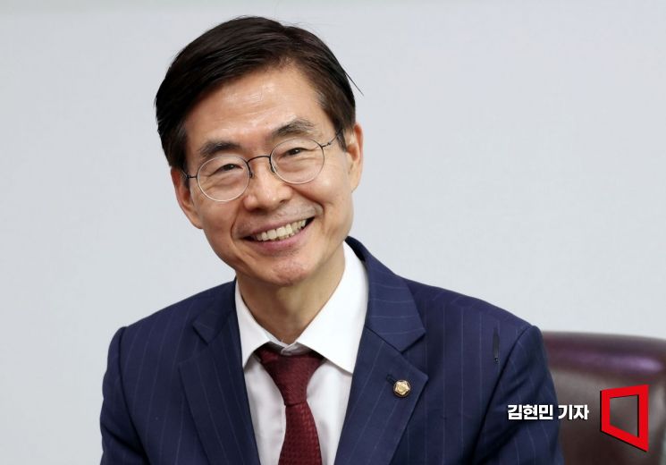 [국힘 당권주자 인터뷰]조경태 "좀비정당된 국힘, 당론 폐지로 민주주의 회복해야"