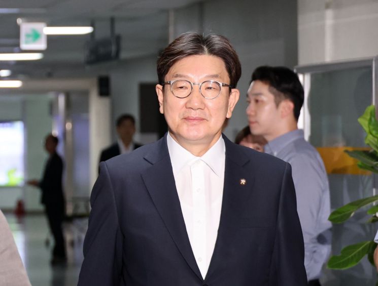 국민의힘 권성동 의원이 지난 18일 서울 여의도 국회 의원회관 자신의 의원실로 향하고 있다. 연합뉴스