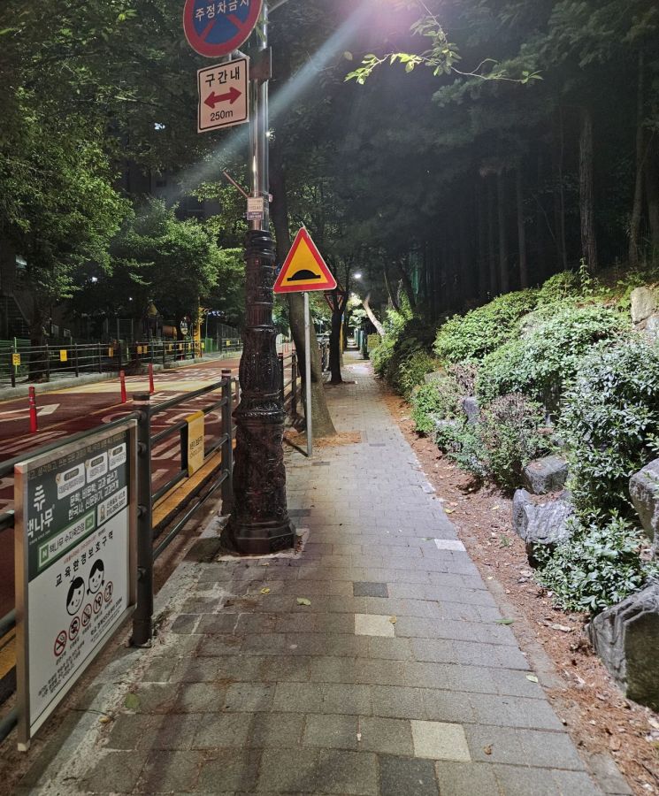용인시가 노후 가로등을 LED로 교체한 수지구 현암초등학교 인근 보도. 용인시 제공