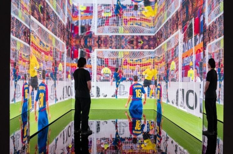 AI 아티스트 레픽 아나돌이 제작한 'Living Memory: Messi-A Goal in Life'는 메시의 경기 데이터를 시각화한 몰입형 디지털 조각이다. 이 작품은 NFT 형식으로 경매, 186만 달러(약 25억7000만원)에 낙찰됐고, 낙찰액 전액은 아동 교육 프로그램에 기부됐다. 사진 = Christie’s New York