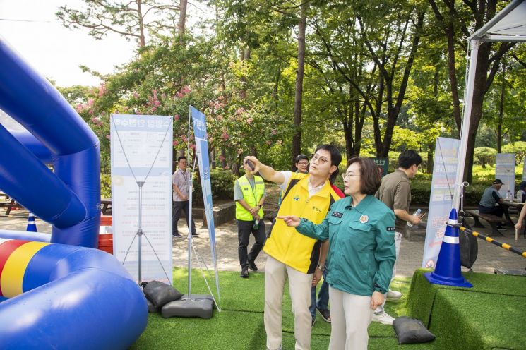 효창공원 물놀이장 개장에 앞서 지난 28일 현장을 방문한 박희영 용산구청장(오른쪽)이 시설을 점검하고 있다. 용산구 제공.